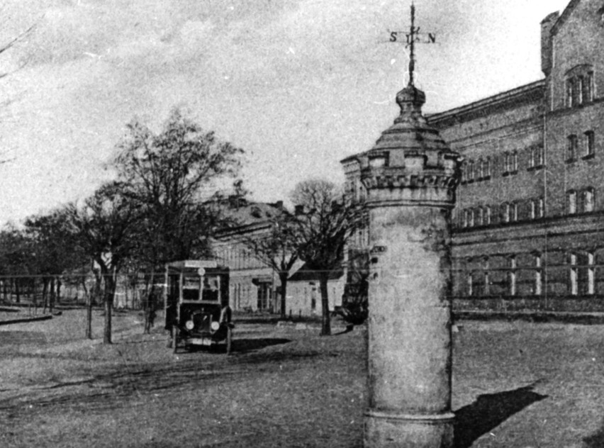 Autobus na rynku w Podgórzu. Z Torunia do Podgórza  w 1932...