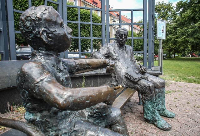 16 października 2015 roku odsłonięto figurę Güntera Grassa w Gdańsku Wrzeszczu. Usiał obok Oskarka