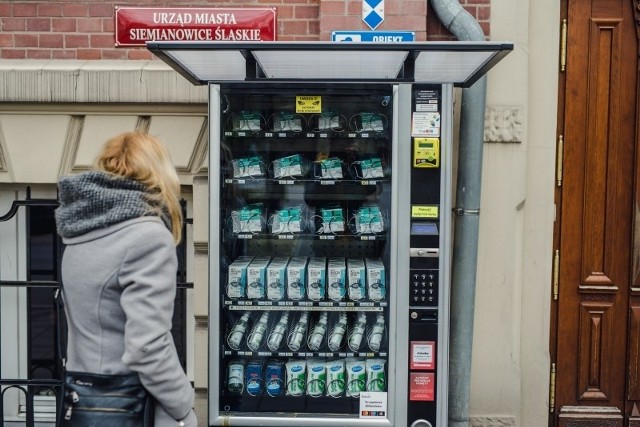 W Siemianowicach Śląskich stanął maseczkomat.Zobacz kolejne zdjęcia/plansze. Przesuwaj zdjęcia w prawo - naciśnij strzałkę lub przycisk NASTĘPNE