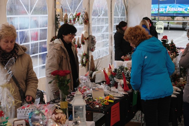 Do niedzieli 17 grudnia potrwa w Przemyślu Jarmark Bożonarodzeniowy. Jeśli jeszcze nie macie żadnych pomysłów na prezenty pod choinkę, nie martwcie się wcale. Na Jarmarku znajdziecie mnóstwo ręcznie wykonanych ozdób, które idealnie się sprawdzą jako świąteczne upominki. Na straganach można znaleźć m.in. szopki, bombki choinkowe, wigilijne dekoracje i stroiki, wyroby rękodzielnicze, biżuterię, szkło, kalendarze i choinki.Nie brakuje również świątecznych przysmaków: pierogów, uszek, domowych ciast, ciasteczek, wędlin, serów, miodów, grzańców i wielu, wielu innych.Jarmark czynny jest od godz. 10 do 20. Ponadto w niedzielę na scenie wystąpią: o godz. 15 Zespół 5. Batalionu Strzelców Podhalańskich "Szarotki", o godz. 16 zaśpiewają wokaliści Centrum Piosenki Dziecięcej przy Szkole Podstawowej nr 15, a o godz. 16.40 - koncert gwiazdy wieczoru - finalisty programu "Mam talent" - Kapeli „CIUPAGA”.zobacz też wideo z poprzedniego roku: