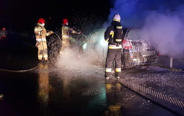 W nocy z soboty na niedzielę doszło do groźnie wyglądającego zdarzenia na drodze S6 między Koszalinem a Kołobrzegiem. Z powodu awarii zapalił się samochód osobowy. Nikomu nic się nie stało. Mimo szybkiej reakcji służbo policji oraz straż pożarnej droga z kierunku Kołobrzeg w kierunku Koszalin, przez dłuższy czas była zablokowana.Zobacz także: Wypadek na krajowej "6" koło Sianowa. Sześć samochodów rozbitych