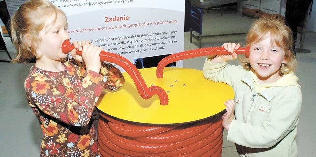 Koszalinianki Natalka i Madzia sprawdziły już, z jaką prędkością dźwięk "pędzi&#8221; w plastikowej rurce. 