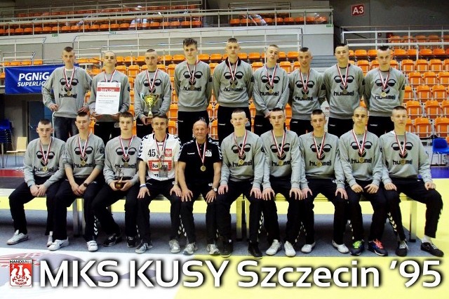 Młodzi piłkarze ręczni Kusego z rocznika 95 z brązowymi medalami MP juniorów młodszych. W dolnym rzędzie czwarty od lewej trener Artur Rykaczewski.