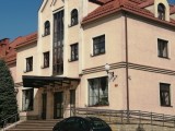 Majówka z jogą na zewnętrznym tarasie Hotelu Basztowy w Sandomierzu. Przyjdź na bezpłatne zajęcia. Ćwicz i wspieraj Bartusia 