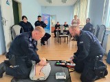 W Wolbromiu policjanci przeszli szkolenie z zakresu udzielania pierwszej pomocy. Wcześniej zakupiono sprzęt do ratowania życia