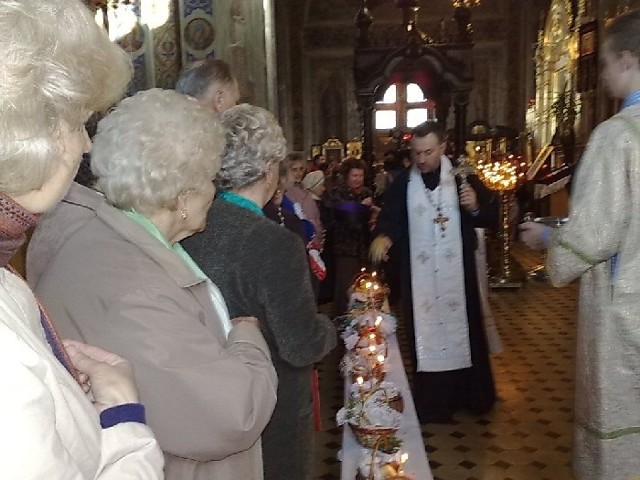 Święcenie pokarmów w białostockiej cerkwi św. Mikołaja.