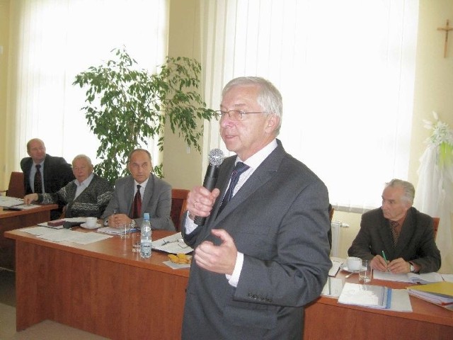 Poseł Krzysztof Lipiec przemawia do radnych i sołtysów na sesji w Mircu, zamiast w Sejmie.