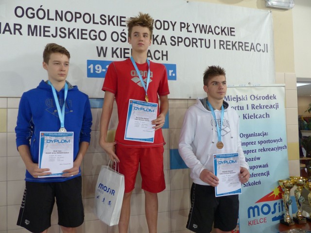 Najlepsi zawodnicy wyścigu na 50 metrów stylem dowolnym juniorów 14-letnich. Wygrał Adam Szczerba ze Skarpy Lublin (w środku), drugi był Jan Król z Orki MOSiR Kielce (z lewej), a trzeci Dawid Majsak z Centrum Staszów.