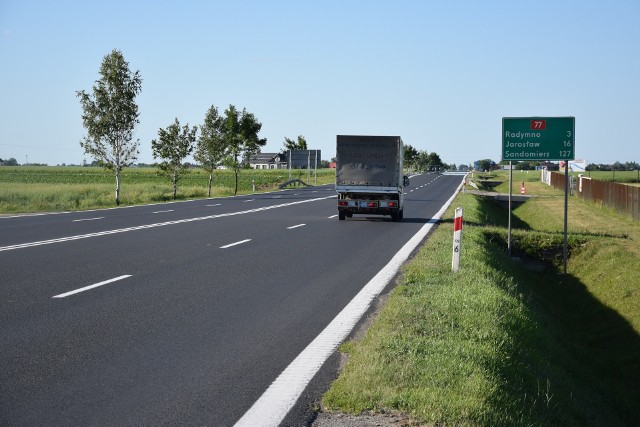 W tym miejscu, na krajowej drodze DK 77 w Skołoszowie doszło do wypadku. 36-latkiem trzymając na ręku 3-letniego syna, wtargnął pod jadący autobus.