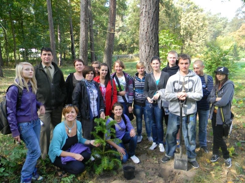 W Marculach uczestnicy projektu posadzili drzewa.