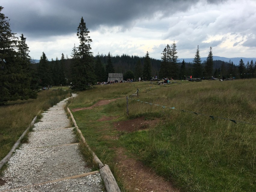 Tatry. Turystów na górskich szlakach jest sporo, ale tłumów (na szczęście) nie spotkamy