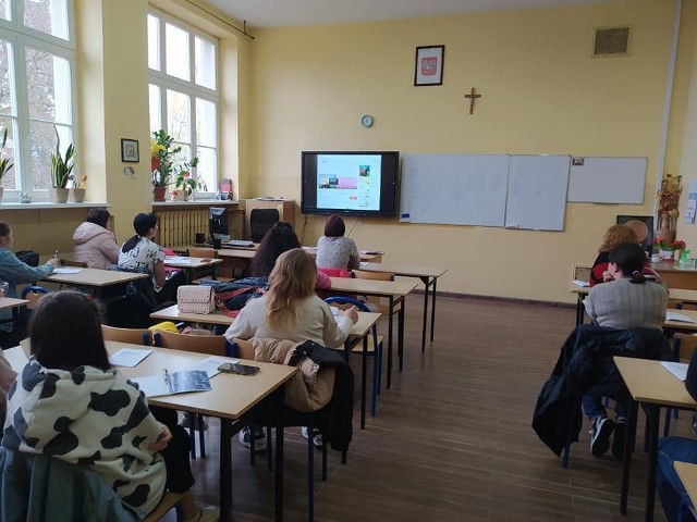Pierwsza lekcja języka polskiego dla uchodźców z Ukrainy w SP nr 1 w Kożuchowie