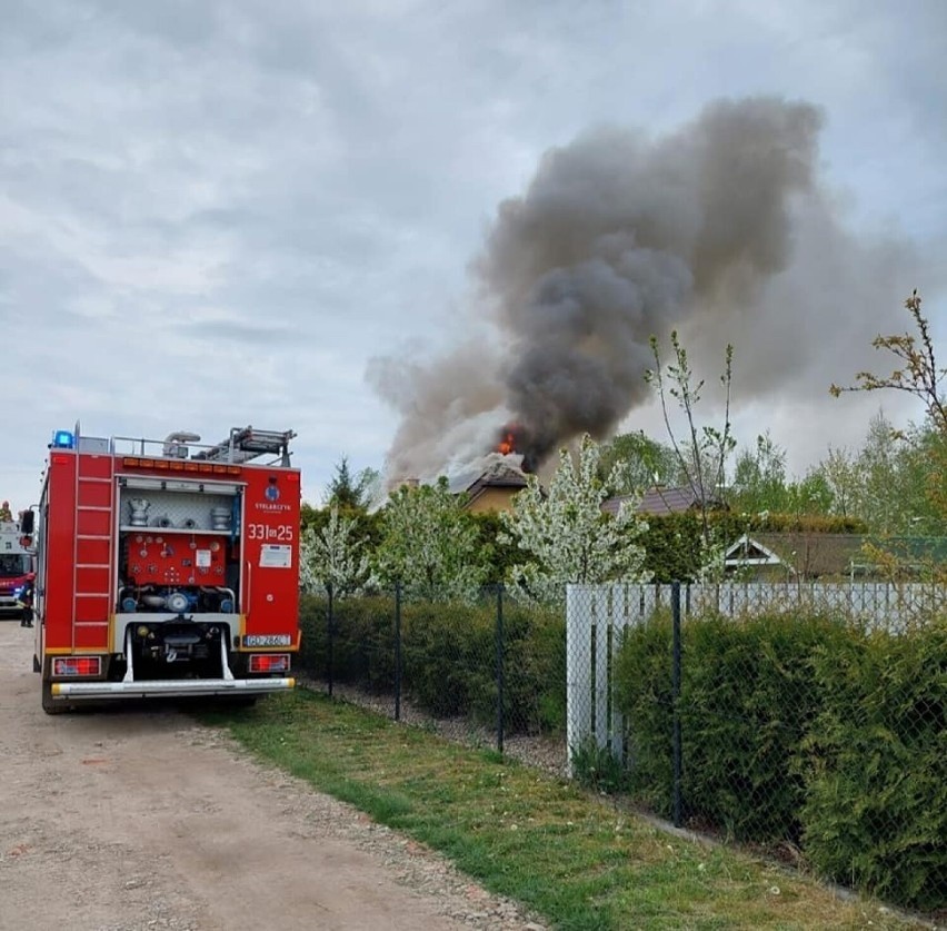 Pożar domu jednorodzinnego w Wiślince. Ogień zajął poddasze i dach