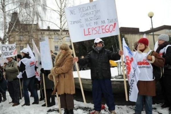 4 lutego 2011 przeciwko zmianom w oświacie protestowali nauczyciele i rodzice.