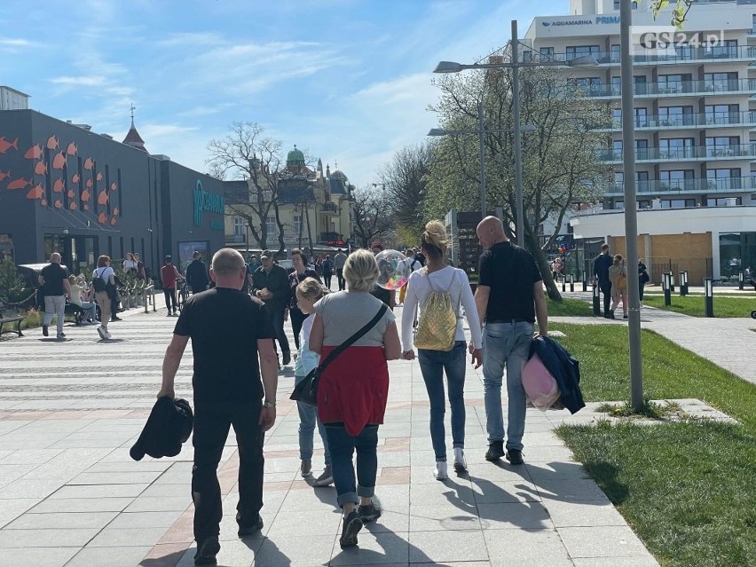 Tłumy w Międzyzdrojach. Piękna pogoda przyciągnęła wczasowiczów nad morze. Zobacz ZDJĘCIA – 9.05.2021