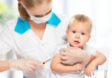 Szczepienia na COVID-19 dla dzieci od 6 miesięcy do 4 lat. Rejestracja rusza 12 grudnia. Zobacz, jaki jest schemat szczepień dla maluchów