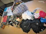 Podróbki markowej odzieży na targowisku w Będzinie. Policjanci znaleźli prawie 400 koszulek, spodni i innych towarów 