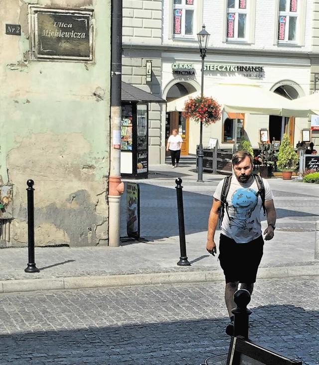 Burmistrz Mateusz Klinowski przechodził przez ulicę Mickiewicza poza pasami. Wtedy został sfotografowany przez blogera.