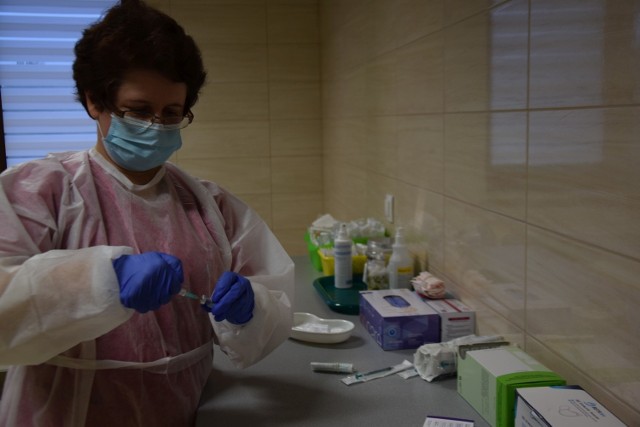 W poniedziałek, 25 stycznia pierwsze szczepienia odbyły się między innymi w Ośrodku Zdrowia w Gowarczowie.