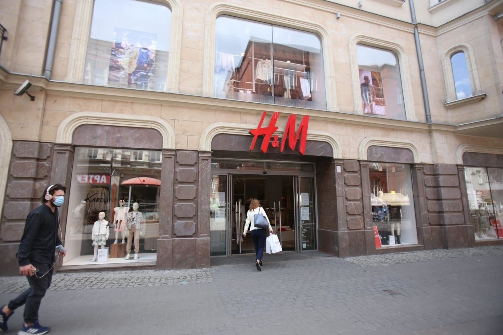 H&M ponownie otworzył cztery swoje sklepy w Polsce, w tym w Katowicach. To  zgodne z prawem. Zmieniono godziny otwarcia sklepu przy Stawowej | Dziennik  Zachodni
