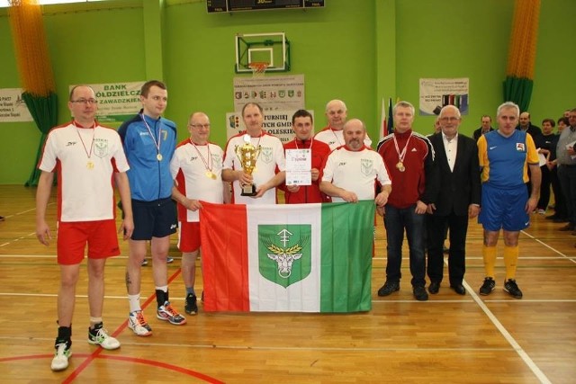 To był już XVII Turniej Sportowy Radnych Gmin Powiatu Oleskiego. Tym razem samorządowcy rywalizowali w hali sportowe w Gorzowie Śląskim. - Z jednej strony to dla nas okazja do integracji, spotkania się nie oficjalnie w garniturach, tylko po pracy w szortach i trampkach Z drugiej strony jest to świetna to okazja,żeby zapytać włodarzy z innych gmin, kto co robi i za ile! - mówi Artur Tomala, burmistrz Gorzowa Śląskiego, gospodarz turnieju.W turnieju uczestniczyli przedstawiciele wszystkich samorządów z powiatu oleskiego: starostwa powiatowego i siedmiu gmin. Samorządowcy rywalizowali w następujących konkurencjach: siatkówka, tenis stołowy, warcaby, turniej rekreacyjny, rzut do kosza, strzał do bramki, rzut lotkami do tarczy, rzut piłką lekarską.Końcowa klasyfikacja:1.	Rudniki,	47 punktów2. Olesno, 30,53.	Starostwo powiatowe, 27,54.	Gorzów Śląski, 275. Radłów, 26 6. Praszka, 247.	Zębowice, 218.	Dobrodzień, 19Najlepsi zawodnicy w poszczególnych kategoriach:> siatkówka - Marcin Strugała (Rudniki), > tenis stołowy - Dariusz Nowak (Gorzów Śląski),> warcaby - Andrzej Pyziak (Rudniki),> rzut do kosza - Damian Sowa (Rudniki)> strzał do bramki - Jan Żak (Zębowice), > rzut lotkami do tarczy - Dariusz Nowak (Gorzów Śląski),>  rzut piłką lekarską - Marcin Czyżewski (Gorzów Śląski).Sędzią głównym zawodów jest Jan Chmielewski.