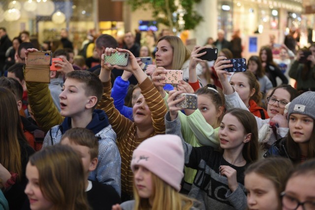 W piątek w Atrium Copernicus zorganizowano spotkanie z tiktokerowymi gwiazdami – Filipem Zabielskim oraz Marysią Jeleniewską. Goście zdradzali tajniki nagrywania filmików oraz uczestniczyli w muzycznej bitwie na klipy. Opowiedzieli także o bezpieczeństwie i zagrożeniach w mediach społecznościowych. Przeprowadzono także konkurs na najlepszego TikToka.