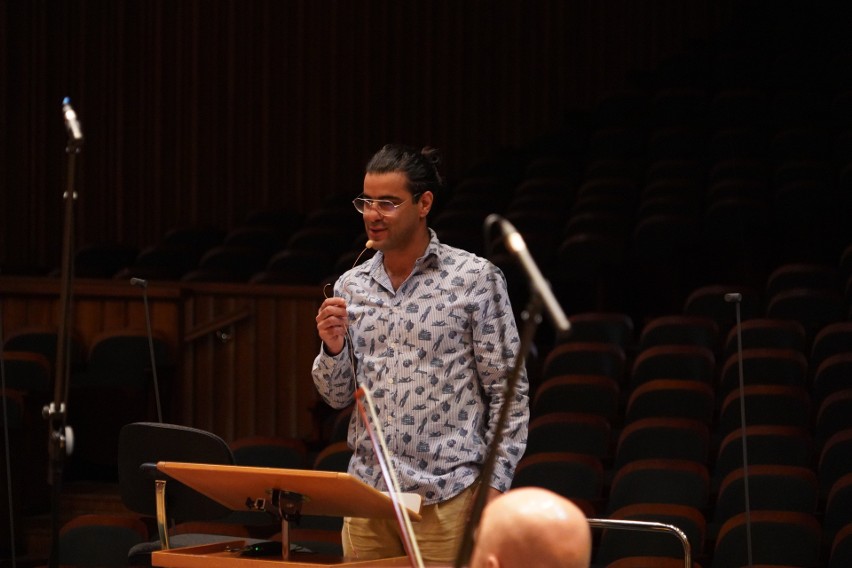 Dyrygent Bassem Akiki w sali koncertowej Filharmonii...