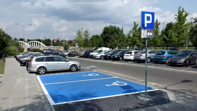 Zarząd Dróg Miejskich rozpoczął sprzedaż identyfikatorów parkingowych dla kierowców mieszkających w pobliżu kampusu Politechniki Poznańskiej. 3 października zostanie w tym rejonie uruchomiona Strefa Płatnego Parkowania.