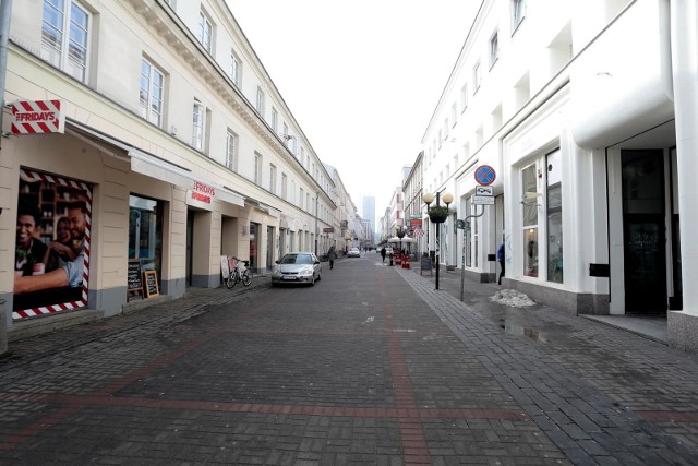 Lockdown w Polsce. Od dzisiaj wracają surowe obostrzenia na teren całego kraju. To decyzje, związane z szalejącą trzecią falą pandemii koronawirusa. Zakażeń przybywa, więc trzeba było wrócić do restrykcji. Co od dzisiaj jest znowu zamknięte? Czego nie wolno robić? Sprawdź, jakie są obostrzenia od 20. marca na kolejnych stronach ---->