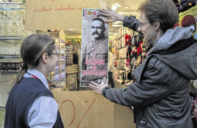 Małgosia i Adam Kałuża z portretem marszałka Piłsudskiego