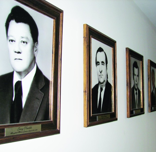 O Jerzym Newelskim przypomina zdjęcie w galerii prezydentów na pierwszym piętrze łomżyńskiego ratusza