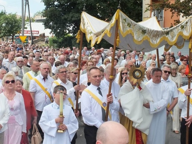 Tłumy wiernych w procesji Bożego Ciała w parafii Wszystkich Świętych w Starachowicach 