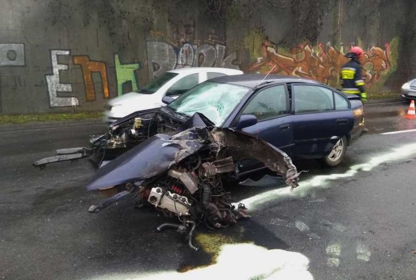 Poznań Wypadek na św. Wawrzyńca. Samochód uderzył w słup