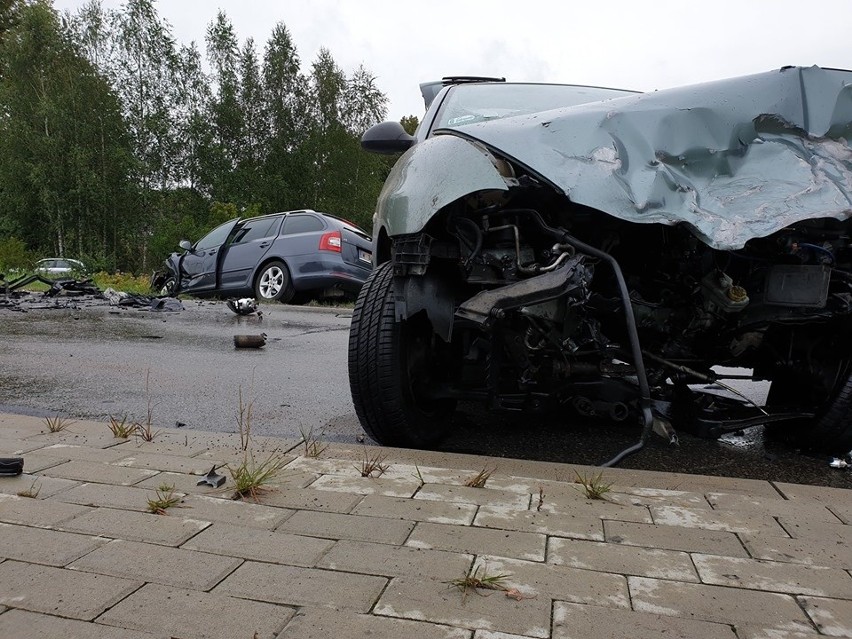 Wypadek wyglądał groźnie, części samochodu zostały na jezdni