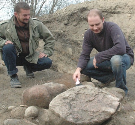 - To fundament wałów obronnych, którymi ufortyfikowano wzniesienie - twierdzi archeolog Krzysztof  Kwaśnica.