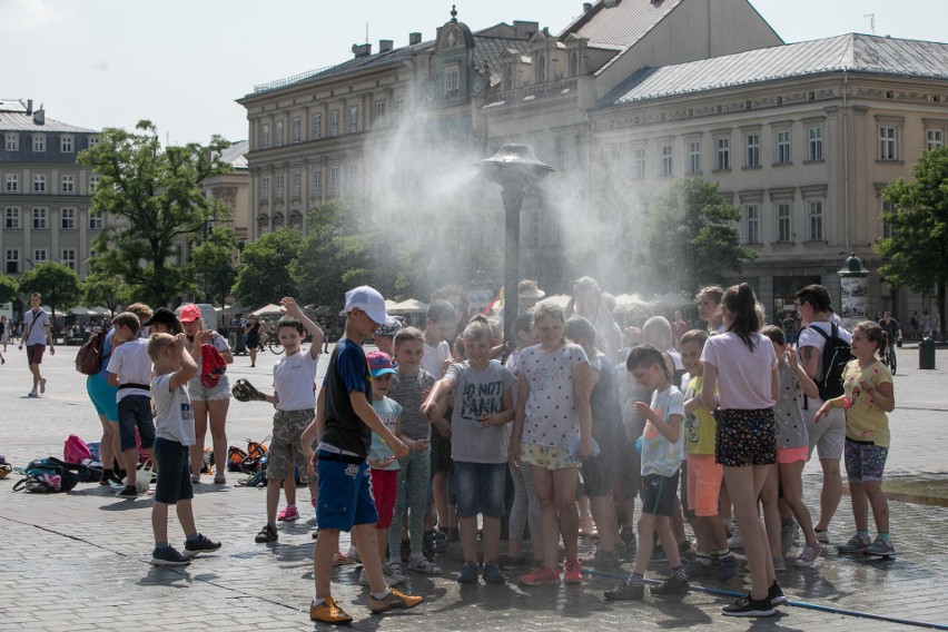 Kraków. Upał w mieście, mieszkańcy i turyści szukają wytchnienia