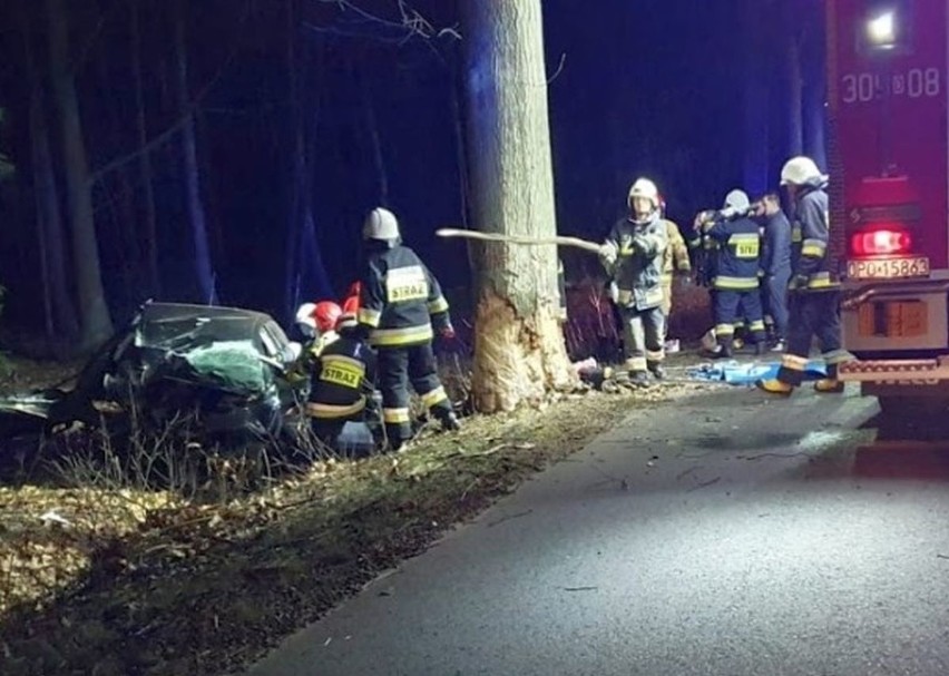 Wypadek w Murowie. Samochód osobowy na drzewie, nie żyje kierowca 