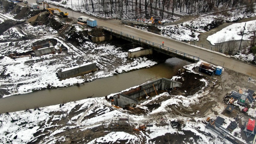 Przyczółki nowego mostu kolejowego nad rzeką Smolnik