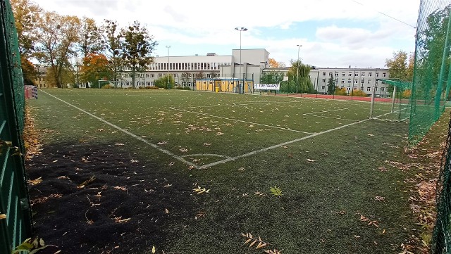Orlik przy ul. Czaplaka w Opolu. Miłośnicy gry w piłkę skarżą się na jego stan. Miasto twierdzi, że wytrzyma jeszcze kilka lat bez remontu.