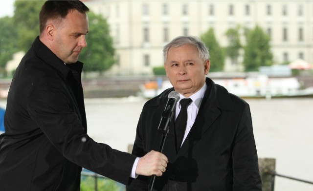 16.05.2014 wroclaw jaroslaw kaczynski prezes pis prawo i sprawiedliwosc we wroclawiu . kampania wyborcza do europarlamentu . towarzyszyl mu miedzy innymi dawid jackiewicz . kaczynski odwiedzil ostrow tumski ..gazeta wroclawska.. tomasz holod / polskapresse..