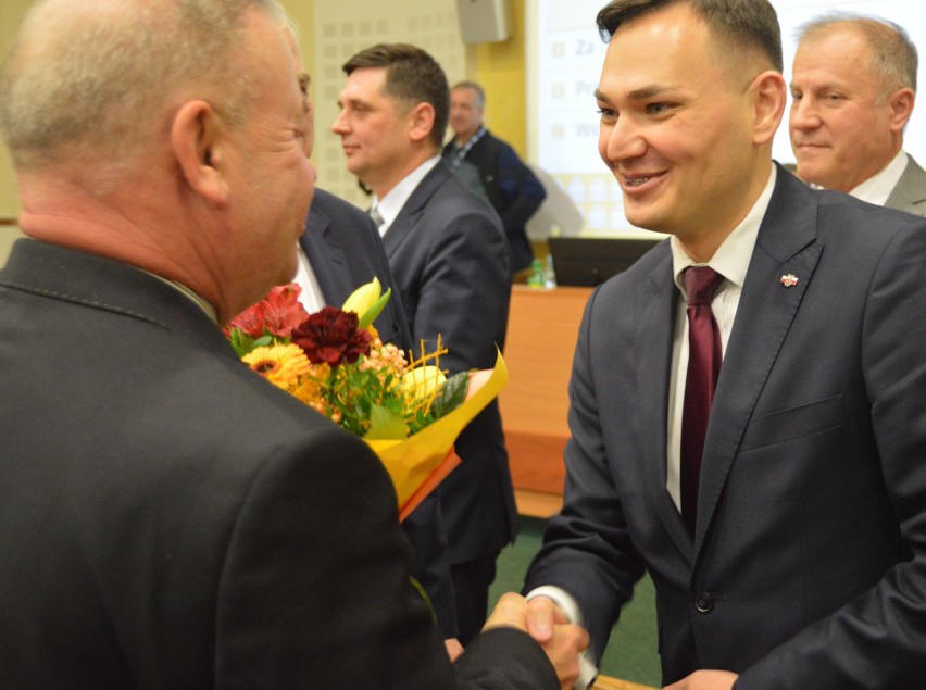 Piotr Modzelewski odbiera gratulacje od przewodniczącego...