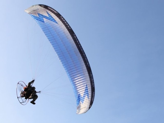 Dariusz Paciorek, jeden z inicjatorów ochotniczego przeciwpożarowego pogotowia lotniczego, jest miłośnikiem latania na paralotni i motoparalotni. 