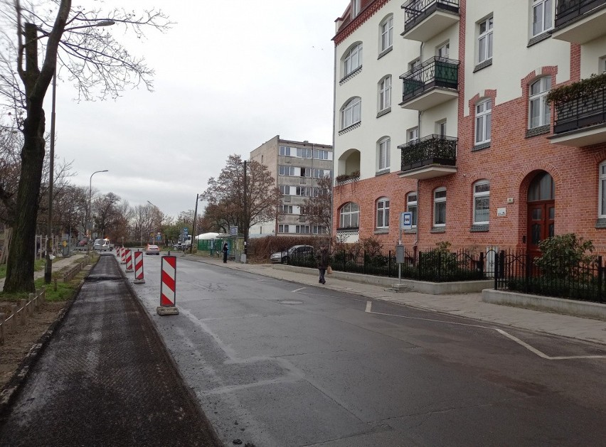Remontowany odcinek drogi pomiędzy pętlą Brochów, a...