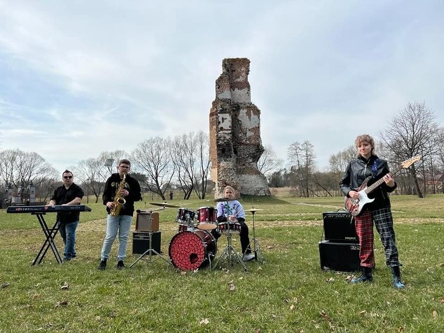 Zespół  Young Rockers i Kamil Kondek podczas nagrywania teledysku