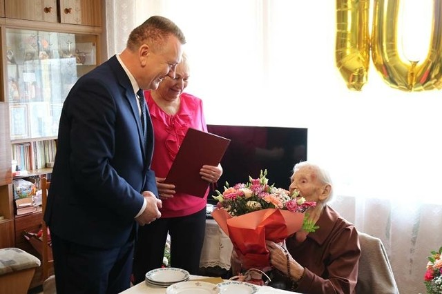 Pani Genowefa nie kryła wzruszenia, kiedy odśpiewano jej „200 lat”.