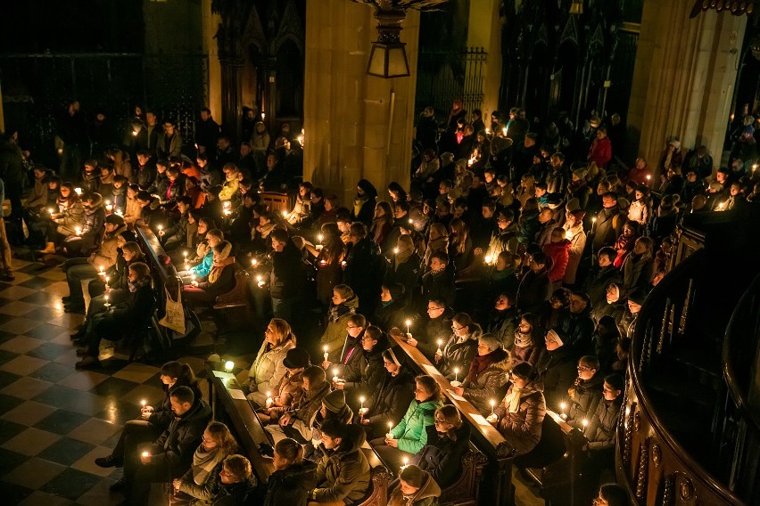 Zgodnie z tradycją roraty zaczynają się przed wschodem...