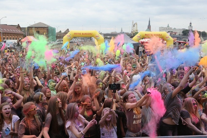 Festiwal kolorów na Łasztowni. Szczecinianie obrzucili się wielobarwnymi proszkami