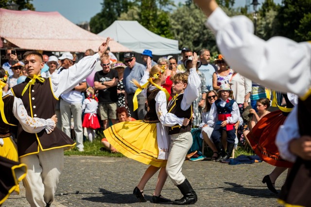 Wreszcie! Po dwóch latach przerwy znów było gwarno, kolorowo i smacznie na Jarmarku Świętojańskim w Bydgoszczy. Na Wyspie Młyńskiej ponad setka wystawców, wśród których nie brakowało artystów z Kujaw, Kaszub, Pałuk i innych regionów, oferowała unikatowe hafty, koronki, kosze wiklinowe, rzeźby, ceramikę i wiele innych. Była też gęsina, pitne miody czy litewskie przysmaki. Całość okrasił śpiew, taniec i muzyka na żywo. Zobacz więcej zdjęć z jarmarku ►►►