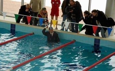 25 metrów w nowej pływalni jako pierwszy przepłynął - w garniturze - rektor Stanisław Komornicki Fot. Paweł Chwał