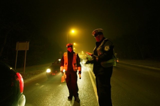 Policjanci sprawdzali trzeźwość kierowców na drodze koło Przylepu.